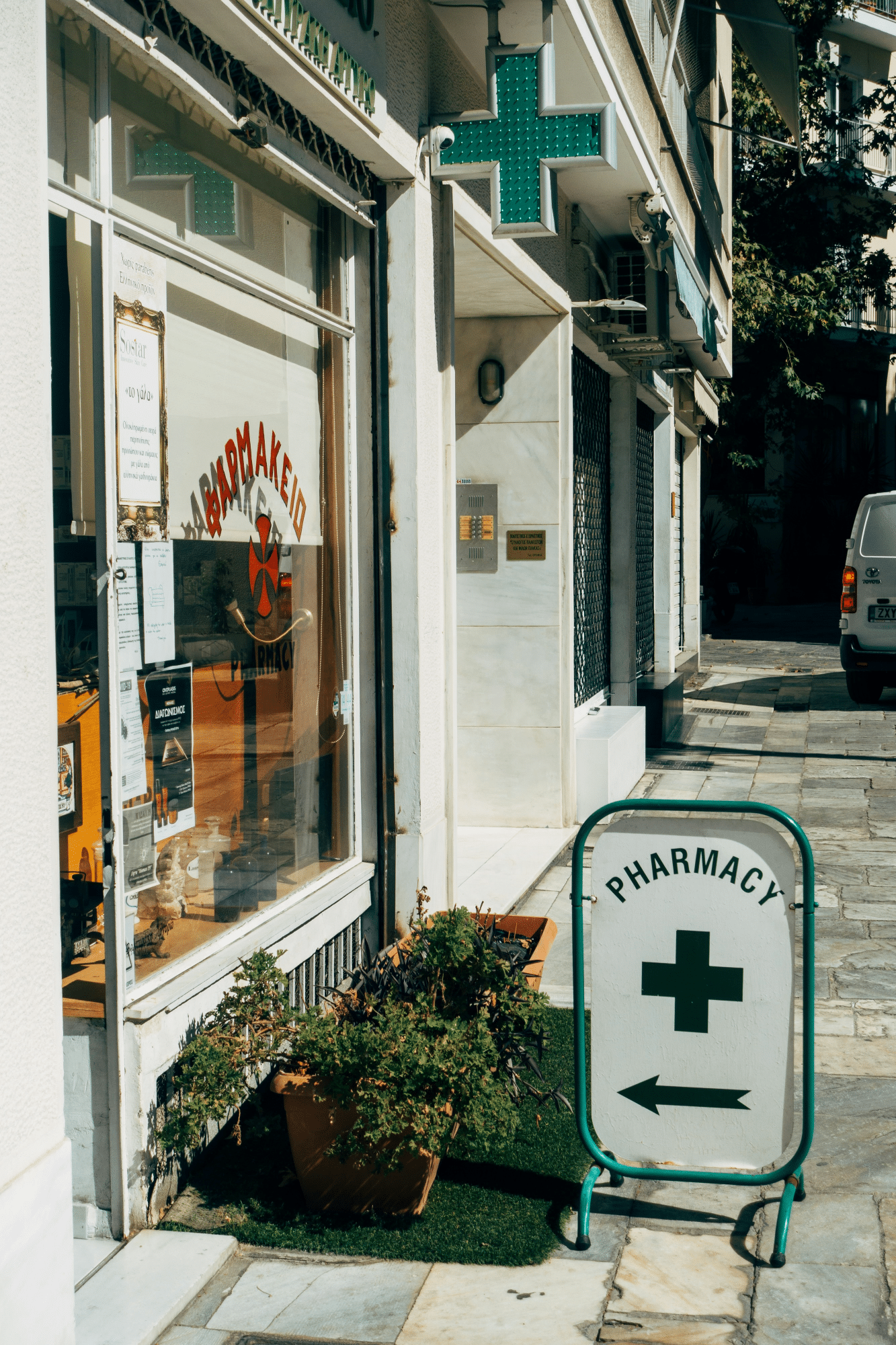 Compounded Pharmacies vs. Manufacturing Pharmacies Roger Farahmand (2)
