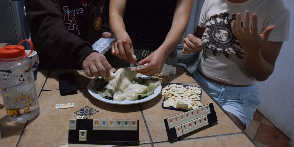 6 Ways To Decorate a Living Room That All of Your Roommates Can Agree On